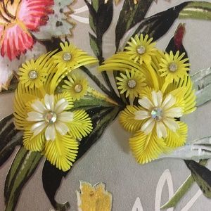 Vintage 50's Plastic Clip On Flower Earrings